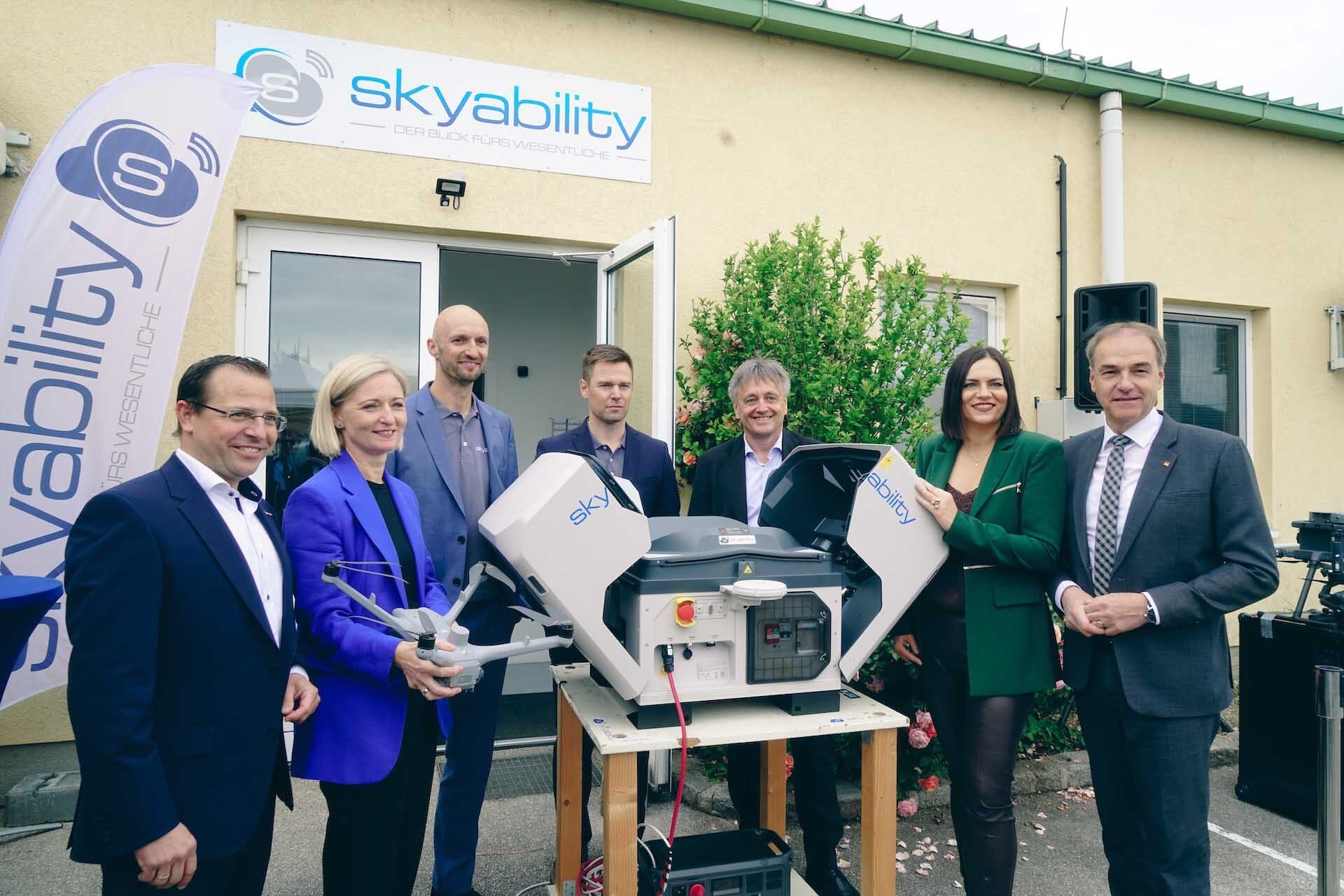 Gruppenfoto mit Wirtschaftskammerpräsident Andreas Wirth, Landtagsabgeordnete Rita Stenger, Geschäftsführer Philipp Knopf und David Monetti, Geschäftsführer der Wirtschaftsagentur Burgenland Mag. Michael Gerbavsits, Landtagspräsidentin Mag. Astrid Eisenkopf, Landesrat für Wirtschaft Dr. Leonhard Schneemann hinter DJI Dock 3