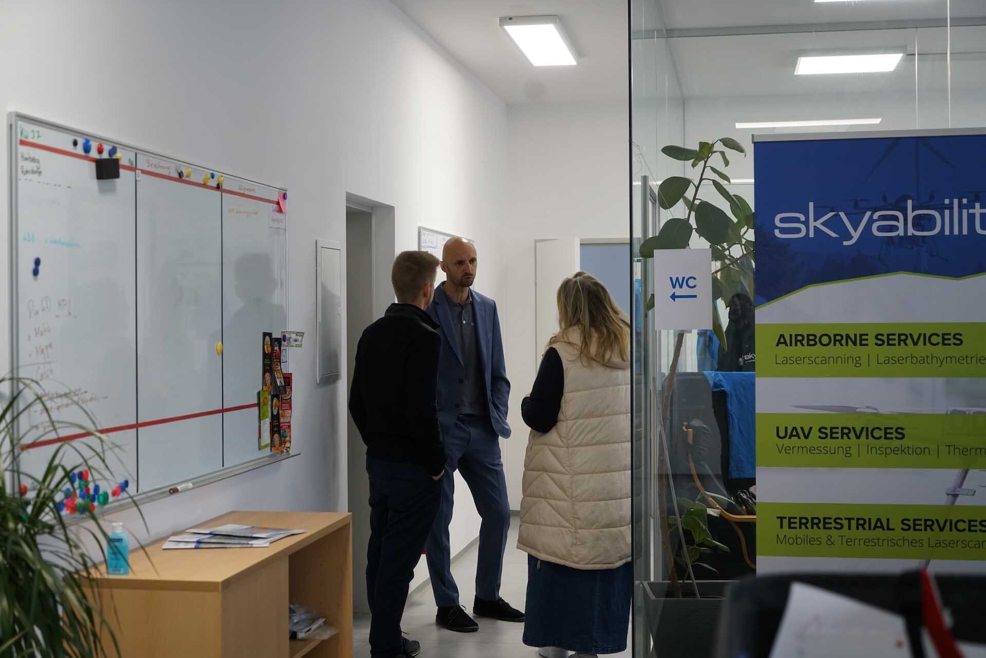 Philipp Knopf und Gäste bei Führung durch das Skyability Büro