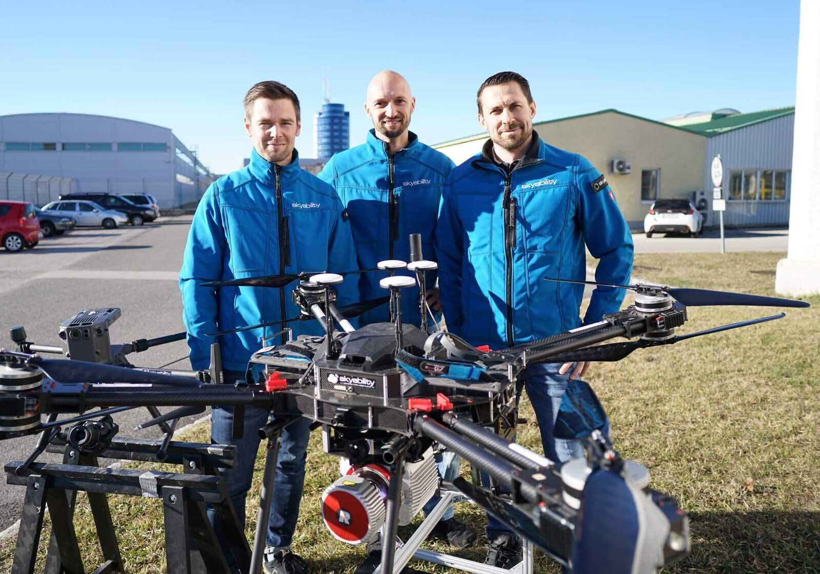 Skyability Inhaber David Monetti, Philipp Knopf und Lukas Unger mit Hammer X8 Drohne und RIEGL VUX-1UAV